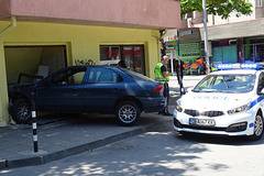 Продължава издирването на мъжа, забил колата си в пекарна в Благоевград