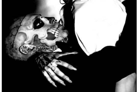 Почина татуираният модел от клипа на Лейди Гага