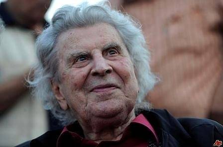 Авторът на музиката от „Зорба Гъркът“ приет в болница с инфаркт