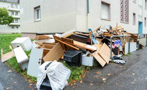 Изхвърляне на битови боклуци, стари мебели