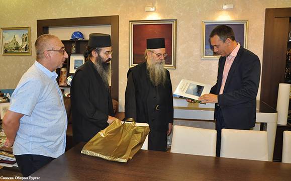 Атонски монаси гостуват в Бургас