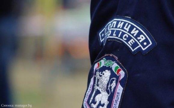 Полицай е бил задържан заедно с група нелегални мигранти