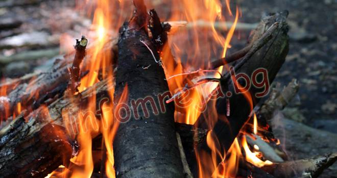 Две пожарни гасиха плевня в Баня, огънят я унищожи напълно