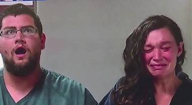 Родители оставиха бебето им да умре поради религиозни причини! У тях откриха плакати, гласящи …