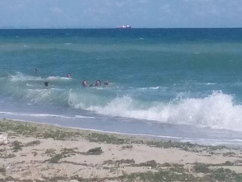 БУРНОТО МОРЕ НЕ СПРЯ ПЛАЖУВАЩИТЕ ДА СЕ РАЗХЛАЖДАТ В ЖЕГИТЕ РАЗЛИЧНИТЕ НОВИНИ DIFFERENT NEWS