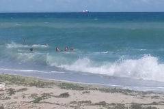 БУРНОТО МОРЕ НЕ СПРЯ ПЛАЖУВАЩИТЕ ДА СЕ РАЗХЛАЖДАТ В ЖЕГИТЕ РАЗЛИЧНИТЕ НОВИНИ DIFFERENT NEWS