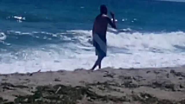 БУРНОТО МОРЕ НЕ СПРЯ ПЛАЖУВАЩИТЕ ДА СЕ РАЗХЛАЖДАТ В ЖЕГИТЕ РАЗЛИЧНИТЕ НОВИНИ-DIFFERENT NEWS