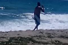 БУРНОТО МОРЕ НЕ СПРЯ ПЛАЖУВАЩИТЕ ДА СЕ РАЗХЛАЖДАТ В ЖЕГИТЕ РАЗЛИЧНИТЕ НОВИНИ-DIFFERENT NEWS