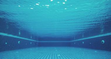 Три деца отидоха на басейн в Сандански и завършиха в Спешното