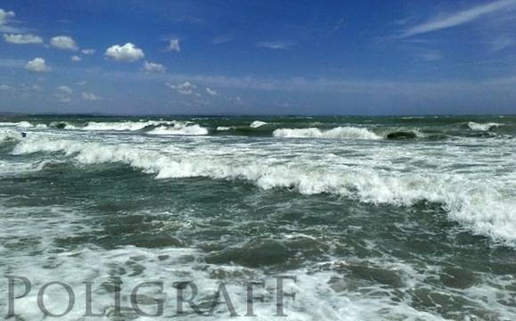 Флаговете по бургаския плаж са в червено, морето е бурно