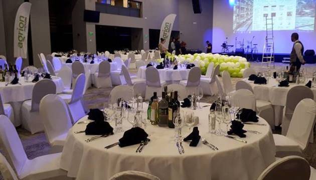 Как да украсим зала за провеждане на фирмено парти?