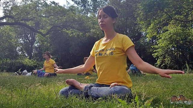 Групова медитация на Фалун Дафа, Морска градина, Варна, юли 2018 г.