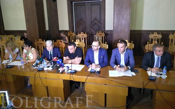 Корабът Мопанг изпускал гориво от години, нещата се влошили след бурите