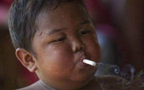 Помните ли детето, което пушеше по 2 кутии цигари на ден? Вижте как живее днес!