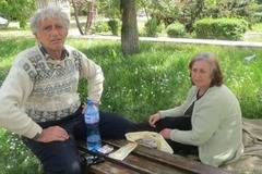 Семейство живее близо месец на пейка край гарата в Кюстендил! Илийчо и Гергана останаха без жилище заради липсата на доходи