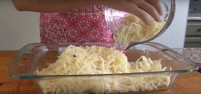 Гледах една приятелка как го прави: Настърга картофите, изсипа заливката, поръси с подправки и директно във фурната –…