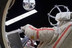 Руски космонавти ще инсталират научен експеримент за изучаване на миграцията на птиците по време на извънбордова дейност на…