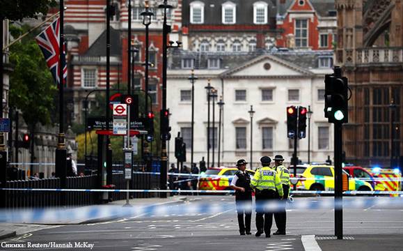 Кола се вряза в оградата на британския Парламент