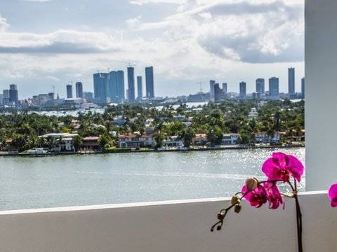 Тази красавица получава между 15 и 75 000 долара, няма да повярвате за какво! (СНИМКИ)