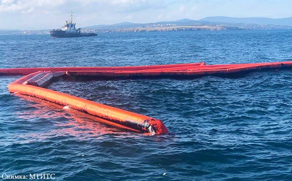 Бурното море затруднява източването на горивото от потъналия кораб Мопанг