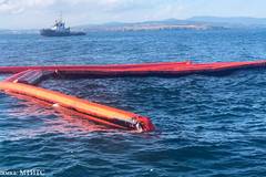 Бурното море затруднява източването на горивото от потъналия кораб Мопанг