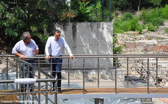 Монтират пешеходни пасарелки и декоративно осветление в Акве калиде