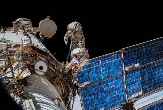 Космонавтите Сергей Прокопиев и Олег Артемиев успешно инсталираха експеримента Икарус от външната страна на МКС