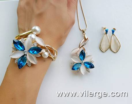 ЗЛАТНА СЕРИЯ БИЖУТА С ПЕРЛИ ЗА СЕЗОН ЕСЕН