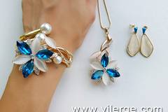 ЗЛАТНА СЕРИЯ БИЖУТА С ПЕРЛИ ЗА СЕЗОН ЕСЕН