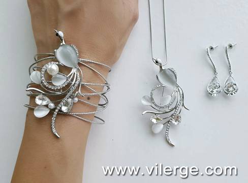 СРЕБЪРНА КОЛЕКЦИЯ ЗА ЕСЕНТА С ТОП БИЖУТА