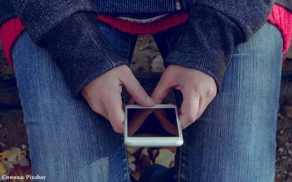 Нов бум на търговията с фалшиви телефони в нета