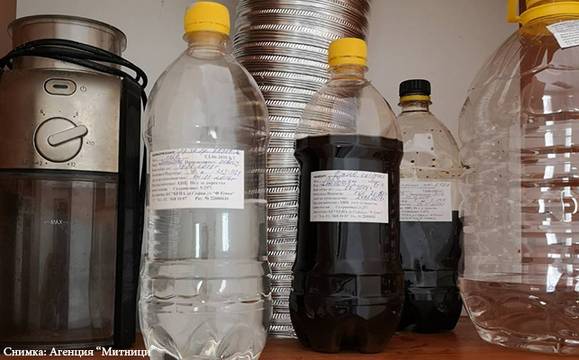 Митнически служители откриха 2600 л алкохол в нелегален склад в „Долно Езерово“