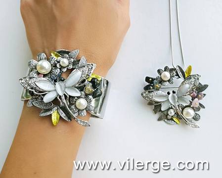 ПЪСТРА КОЛЕКЦИЯ БИЖУТА ЗА СЕЗОН ЕСЕН