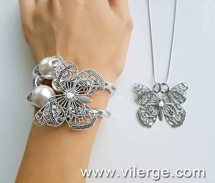 СРЕБЪРНА КОЛЕКЦИЯ БИЖУТА С ПЕРЛИ ЗА ЕСЕНТА