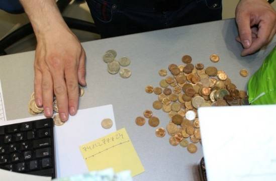 Дядо с треперещи ръце брои стотинките на касата, когато се обърка и започна отново-Ето каква беше реакцията на касиера!