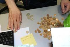 Дядо с треперещи ръце брои стотинките на касата, когато се обърка и започна отново-Ето каква беше реакцията на касиера!