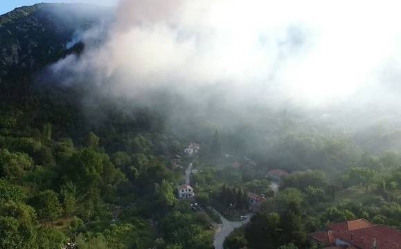Над 50 декара горски масиви горят край Карлово (СНИМКИ)