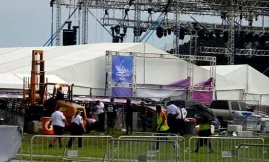 Съоръжение рухна и рани 14 души на концерт на Backstreet Boys