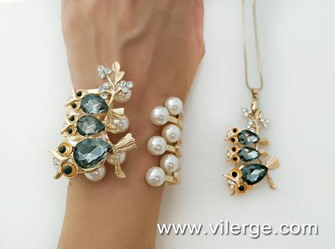 ЗЛАТНА СЕРИЯ БИЖУТА С ПЕРЛИ ЗА ЕСЕНТА