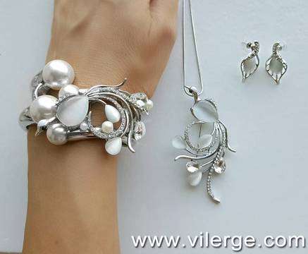 СРЕБРО И ПЕРЛИ ЗА ЕСЕНТА С ТОП БИЖУТА