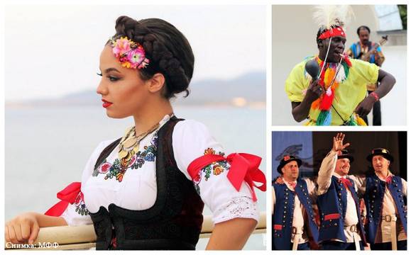 Пъстро дефиле през центъра на Бургас дава старт на Международния фолклорен фестивал