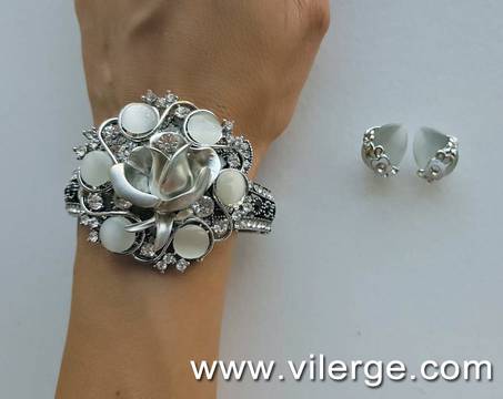 СРЕБРО И ТОП БИЖУТА С ПЕРЛИ ЗА ЕСЕНТА