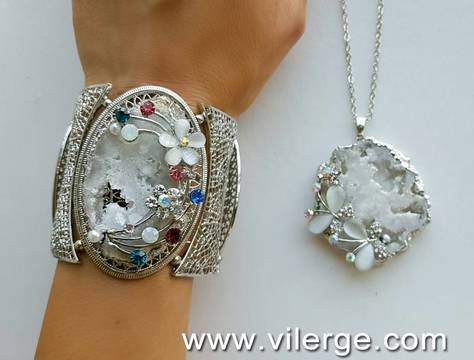 МОДНАТА ТЕНДЕНЦИЯ ЗА ЕСЕНТА С БИЖУТА И СРЕБРО