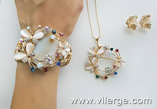 ПЕРЛИ И ЗЛАТНА СЕРИЯ БИЖУТА ЗА СЕЗОН ЕСЕН