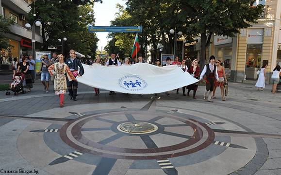 Пищно дефиле сложи началото на 46-я Международен фолклорен фестивал