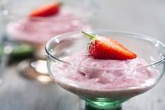 Ледено кисело мляко с ягоди