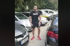 Батка с БМВ плаши жена с бой на улица във Варна (видео)