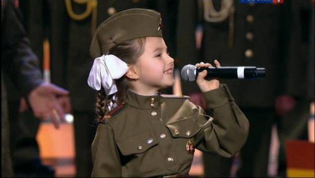 Тази малка принцеса запя известна руска песен. Но когато минута по-късно се включи и хорът, стана божествено! (ВИДЕО)