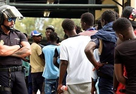 Мигранти щурмуваха оградата, разделяща Мароко от испанския анклав Сеута