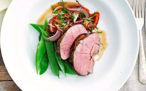 Сочен агнешки ръмп стек със сезонни зеленчуци